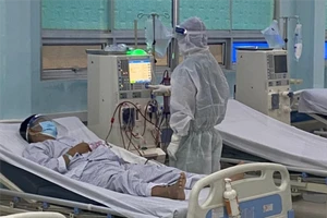 Bệnh nhân mắc Covid-19 đang được chạy thận ngay tại Bệnh viện dã chiến điều trị bệnh nhân Covid-19 Củ Chi