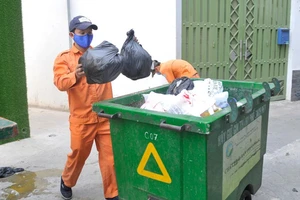Nhân viên vệ sinh thu gom rác trên địa bàn thành phố