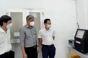 Thứ trưởng Bộ Y tế Nguyễn Trường Sơn làm việc với Viện Pasteur vào ngày 16-6