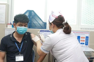Nhân viên y tế quận 11 tiêm vaccine Covid-19 vào sáng 24-3