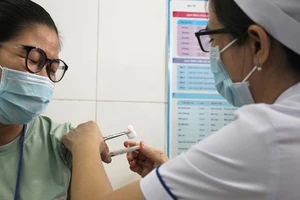 Tình nguyện viên tiêm thử nghiệm vaccine NanoCovax giai đoạn 2. Ảnh: HOÀNG HÙNG