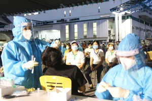 Nhân viên y tế lấy mẫu xét nghiệm cho công nhân một công ty ở Khu Công nghệ cao TPHCM