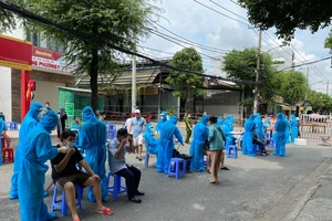 Nhân viên y tế lấy mẫu xét nghiệm cho người dân quận Bình Tân