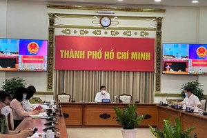 Chủ tịch UBND TPHCM Nguyễn Thành Phong phát biểu tại cuộc họp ​