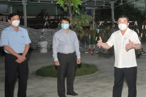  Chủ tịch UBND TP Nguyễn Thành Phong kiểm tra một cơ sở cách ly trên địa bàn quận Gò Vấp. Ảnh: CAO THĂNG
