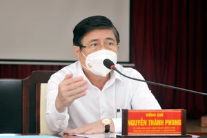 Chủ tịch UBND TPHCM Nguyễn Thành Phong làm việc với UBND huyện Hóc Môn. Ảnh: CAO THĂNG