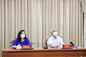 Đồng chí Phan Thị Thắng, Phó Chủ tịch UBND TP (bên trái) trong một cuộc họp phòng chống dịch