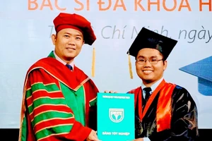 PGS-TS Nguyễn Thanh Hiệp trao bằng tốt nghiệp cho sinh viên
