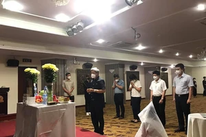 Thứ trưởng Bộ Y tế Nguyễn Trường Sơn chia buồn cùng em Dương Thị Anh và gia đình ẢNH: BỘ Y TẾ