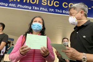Thứ trưởng Bộ Y tế Nguyễn Trường Sơn trao giấy chứng nhận xuất viện cho một bệnh nhân đã điều trị khỏi Covid-19