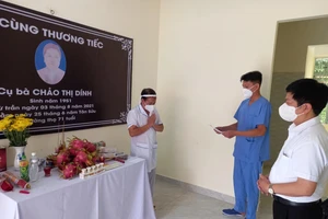 Ông Nguyễn Trọng Khoa, Phó Cục trưởng Cục quản lý khám chữa bệnh (Bộ Y tế) thay mặt đoàn kính viếng hương hồn bà Chảo Thị Dính 