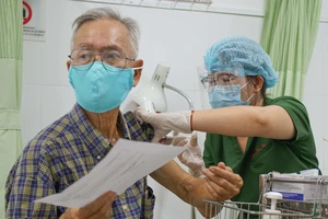 Nhân viên y tế tiêm vaccine cho người dân trên địa bàn TP Thủ Đức