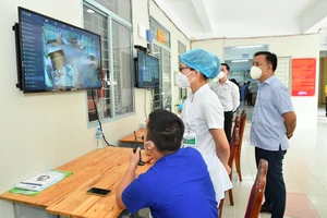 Theo dõi, điều trị bệnh nhân tại Bệnh viện dã chiến điều trị bệnh nhân Covid-19 tại quận Phú Nhuận. Ảnh: VIỆT DŨNG