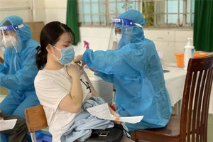 Người dân tiêm vaccine Vero Cell trên địa bàn quận Tân Phú vào sáng 14-8