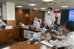 Ông Phạm Đức Hải, Phó Ban Chỉ đạo phòng chống dịch Covid-19 TPHCM thông tin tại buổi họp báo. Ảnh: VĂN MINH