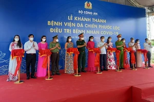 Các đại biểu cắt băng khánh thành Bệnh viện Dã chiến Phước Lộc điều trị bệnh nhân Covid-19 