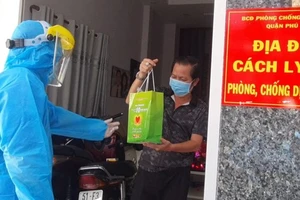 Trao túi thuốc đến tận tay F0 đang điều trị tại nhà ở quận Phú Nhuận