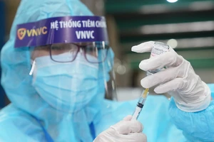 Nhân viên y tế chuẩn bị tiêm vaccine cho người dân