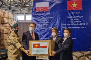 Thứ trưởng Bộ Y tế Nguyễn Trường Sơn và Phó Chủ tịch UBND TPHCM Dương Anh Đức tiếp nhận trang thiết bị y tế từ Chính phủ Ba Lan