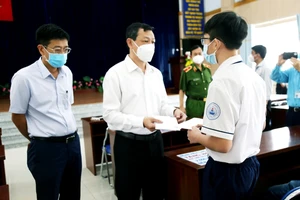 TS.BS Nguyễn Tri Thức trao tặng học bổng cho một em học sinh không may có người thân mất vì Covid-19