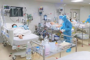 Nhân viên y tế đang chăm sóc và điều trị cho bệnh nhân mắc Covid-19