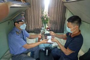 Trưởng tàu Đinh Quang Sơn trao trả tài sản cho người bỏ quên 