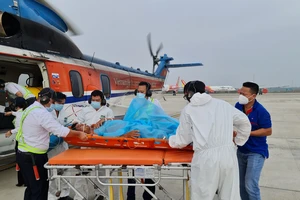 Bệnh nhân được vận chuyển vào đất liền bằng trực thăng