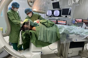Các bác sĩ đang tiến hành kỹ thuật tạo nhịp tim từ bó his trái cho bệnh nhân
