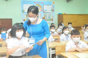 Học sinh Trường Tiểu học Nguyễn Đình Chiểu học trực tiếp tại trường trong sáng 14-2-2022. Ảnh: CAO THĂNG