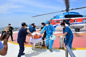 Đội ngũ y bác sĩ vận chuyển bệnh nhân về phòng cấp cứu