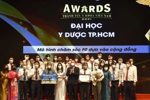Phó Bí thư Thành ủy TPHCM Nguyễn Hồ Hải trao giải thưởng Thành tựu y khoa Việt Nam 2021 cho Bệnh viện Đại học Y Dược TPHCM