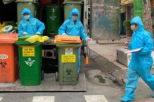 Thu gom rác thải đã phân loại tại quận 5. Ảnh: CAO THĂNG