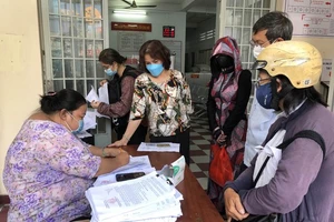 Người dân nhận giấy hoàn thành cách ly tại UBND phường 11, quận Gò Vấp
