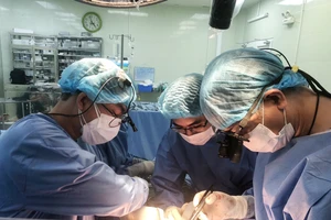 Các bác sĩ đang tiến hành phẫu thuật cho bệnh nhân