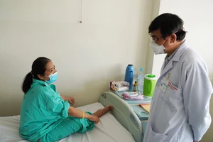 TS-BS Huỳnh Quang Khánh, Trưởng Đơn vị Tuyến vú, Bệnh viện Chợ Rẫy đang thăm khám cho bệnh nhân