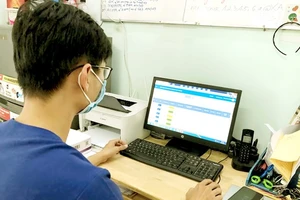 Nhân viên y tế phường An Phú Đông, quận 12 kiểm tra khai báo y tế của người dân 