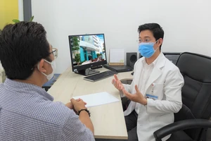 ThS.BS Nguyễn Hồ Vĩnh Phước, Bệnh viện Bình Dân đang thăm khám cho bệnh nhân 