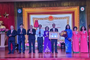 Hội Chữ thập đỏ Bệnh viện Hùng Vương vinh dự đón nhận Huân chương Lao động hạng Ba