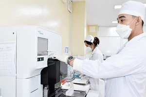Kỹ thuật viên Khoa Xét nghiệm, Bệnh viện Lê Văn Thịnh (TP Thủ Đức) thực hiện xét nghiệm bệnh phẩm