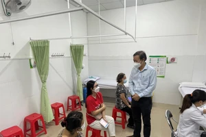 TS-BS Nguyễn Văn Vĩnh Châu, Phó Giám đốc Sở Y tế kiểm tra công tác tiêm chủng tại Bệnh viện Lê Văn Thịnh (TP Thủ Đức)