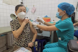 Người trên 50 tuổi được tiêm vaccine phòng Covid-19 nhắc lại lần 2 (mũi 4) tại Trạm y tế phường 4, quận Gò Vấp