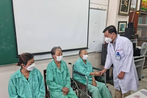Bác sĩ Trần Anh Bích, Phó Trưởng Khoa Tai Mũi Họng, Bệnh viện Chợ Rẫy thăm hỏi các bệnh nhân