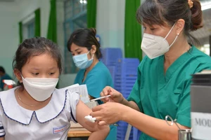Trẻ em tiêm vaccine phòng Covid-19 tại điểm tiêm trường Tiểu học Hoàng Minh Đạo. Ảnh: CAO THĂNG 