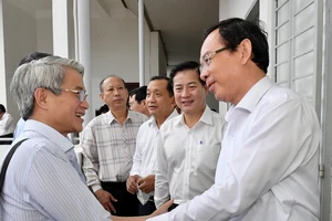 Bí thư Thành ủy TPHCM Nguyễn Văn Nên gặp gỡ cán bộ, nhân viên ngành y tế. Ảnh: VIỆT DŨNG