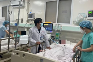 Bác sĩ Bệnh viện Nhân dân Gia Định đang tích cực chăm sóc cho bệnh nhân 