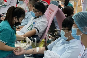 Hơn 140 cán bộ, nhân viên y tế Bệnh viện Nguyễn Tri Phương tham gia hiến máu cứu người