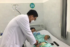 Bác sĩ thăm khám cho bệnh nhân sau phẫu thuật