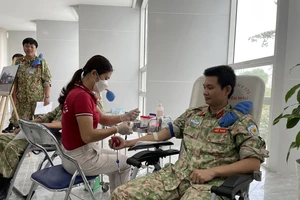Các chiến sĩ mũ nồi xanh Bệnh viện dã chiến 2.5 tham gia hiến máu nhân đạo vào sáng 25-8 