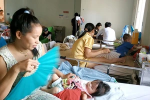 Bệnh nhi mắc sởi đang điều trị tại Bệnh viện Nhi đồng 2