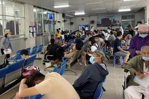 Người dân chờ khám chữa bệnh tại Bệnh viện Chợ Rẫy sáng 30-9